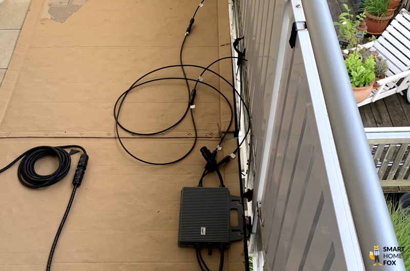 Rückseite des Balkons mit Solarkabeln und Wechselrichter